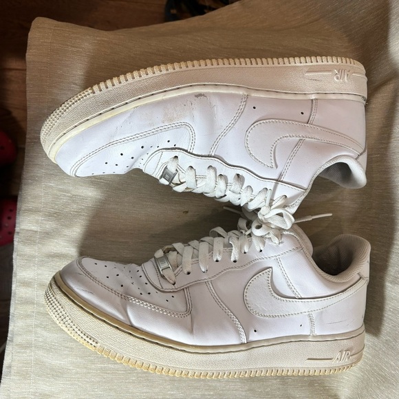 NIKE Sz 10.5 Air Force 1 Leather Low Top Lace Up Rubber Sole Basketball Sneakers - Picture 12 of 12